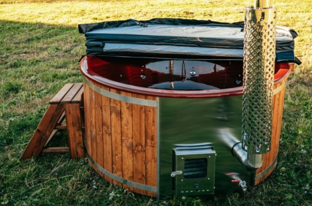 FIBERGLASS HOT TUB WITH INTEGRATED OVEN