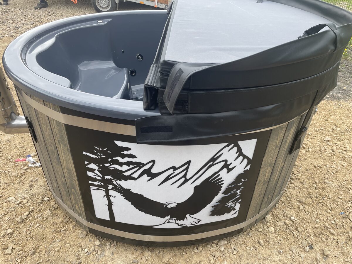FIBERGLASS HOT TUB WITH INTEGRATED OVEN