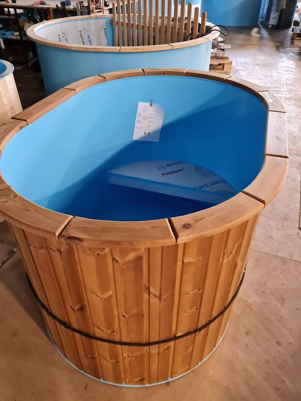 Oval cold plunge tub / bath for cold water therapy